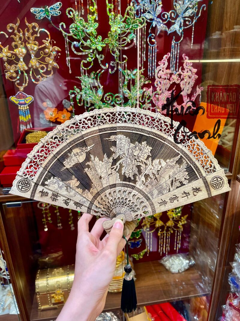 Quạt Gỗ Khắc Tay Tinh Xảo