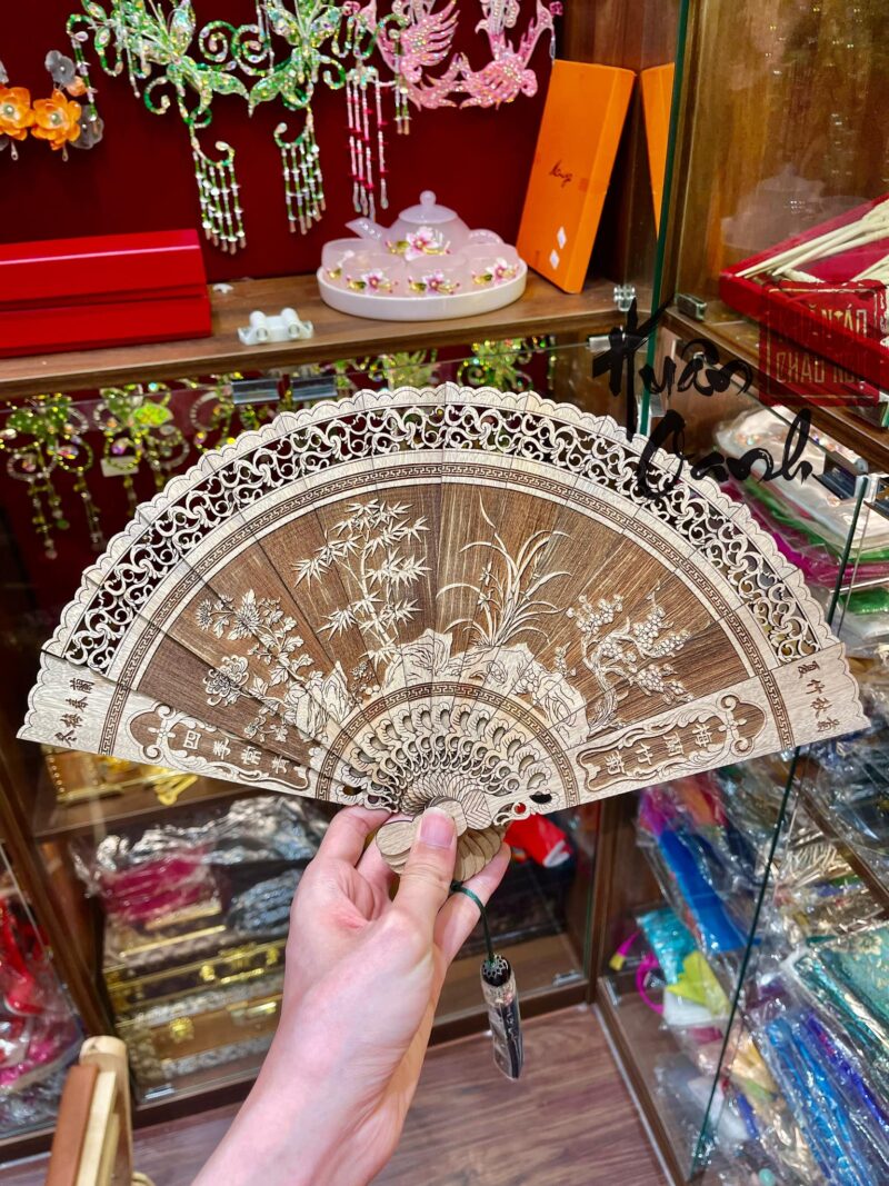 Quạt Gỗ Khắc Tay Tinh Xảo